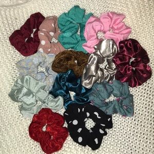 ☀️NWOT 13 Scrunchies☀️